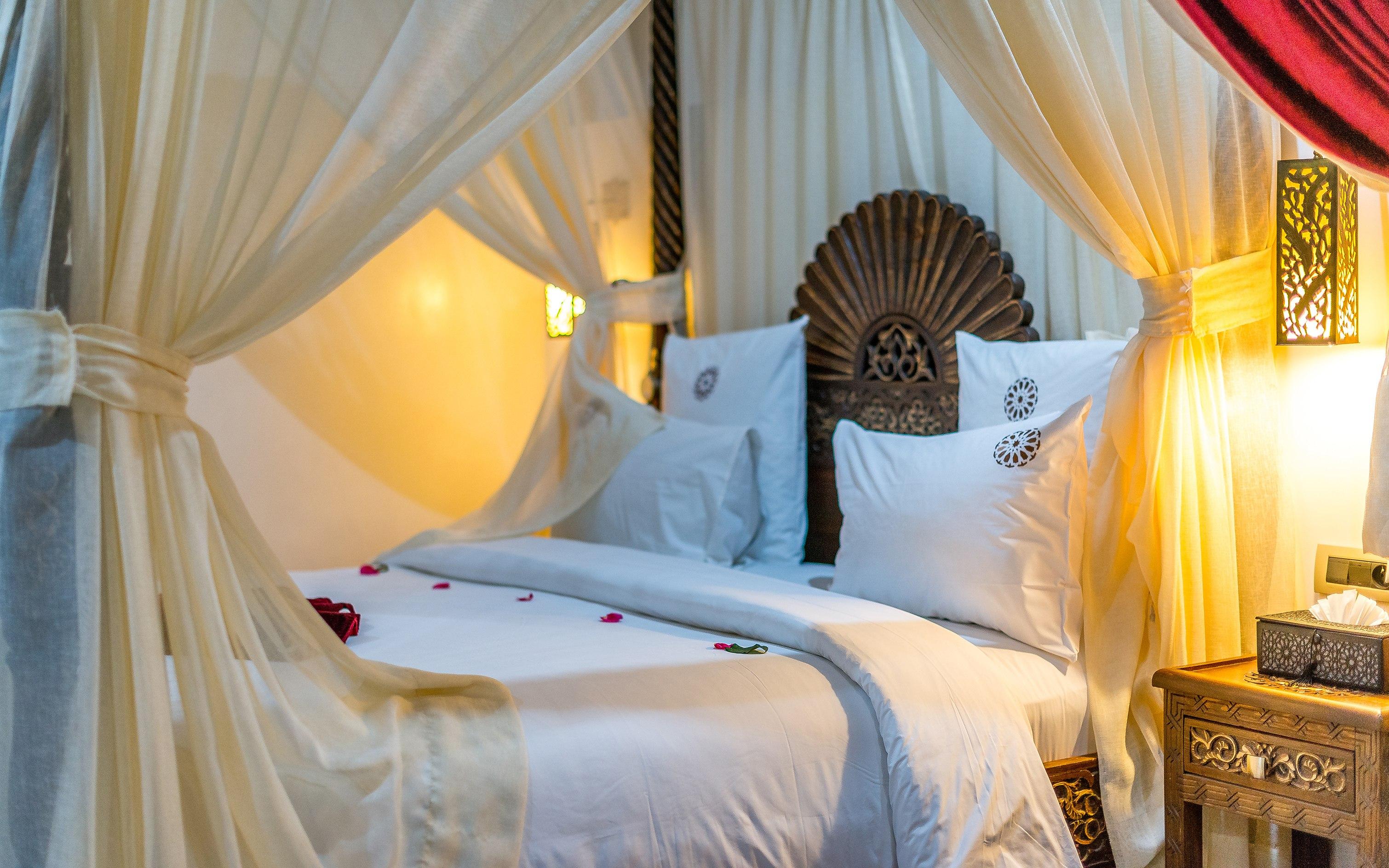 Hotel & Ryad Art Place Marrakech Marrakesh Exteriör bild A bed with a canopy